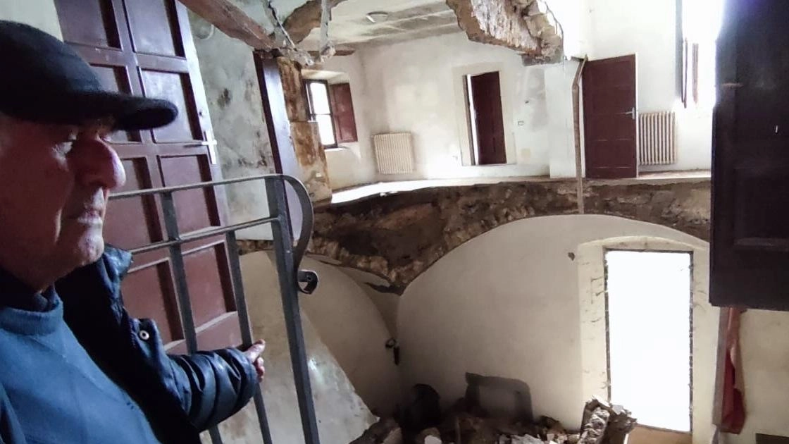 Crolla un soffitto nell’antico convento. Sepolti i faldoni dell’archivio giudiziario