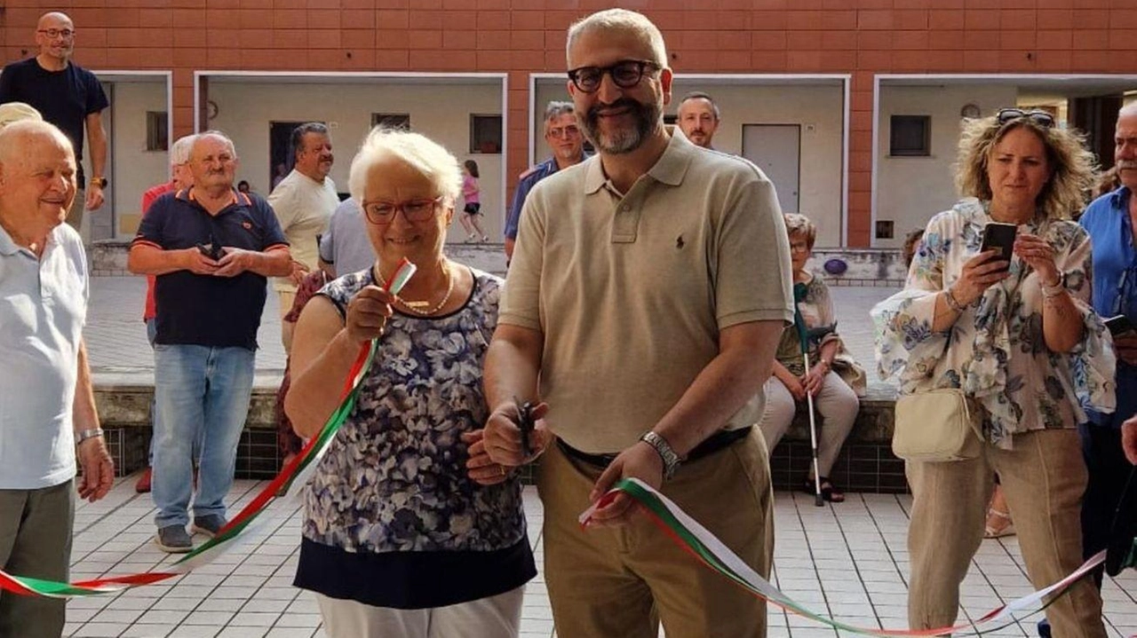 Il sindaco di Monteriggioni Andrea Frosini durante il taglio del nastro della nuova sede dell’Auser e della Corrente Bianconera a Castellina Scalo Il sindaco di Monteriggioni Andrea Frosini durante il taglio del nastro della nuova sede dell’Auser e della Corrente Bianconera a Castellina Scalo