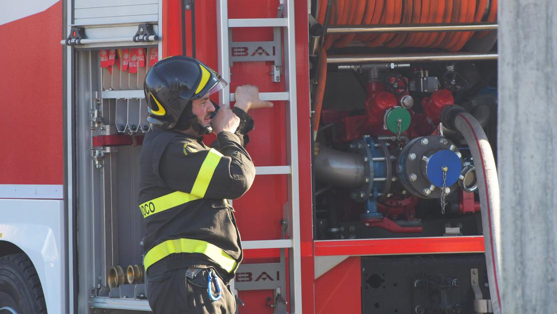 Fulmine sul campanile a Poppi, crolla un cornicione