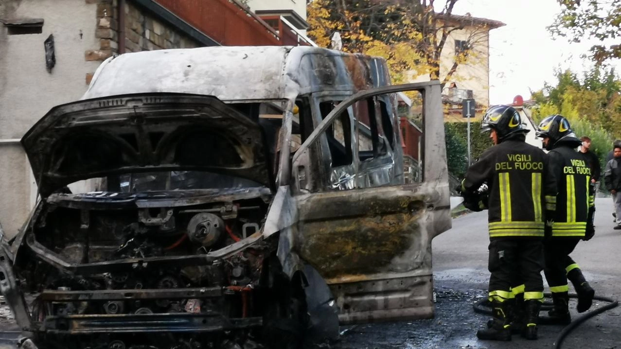 La carcassa dello scuolabus andato in fiamme a Grassina in via Buozzi La carcassa dello scuolabus andato in fiamme a Grassina in via Buozzi