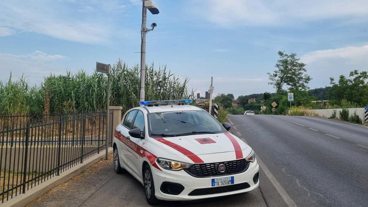 ’Safe Drive’ è l’apparecchio che da settembre aiuterà la Municipale a rilevare chi guida senza cintura o col cellulare sulla Sr 69 ’Safe Drive’ è l’apparecchio che da settembre aiuterà la Municipale a rilevare chi guida senza cintura o col cellulare sulla Sr 69