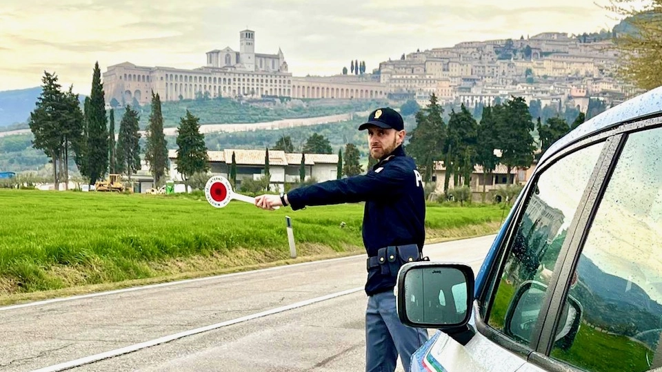 Il figlio minore della coppia dopo le aggressioni ha chiesto l’intervento della Polizia di Stato di Assisi