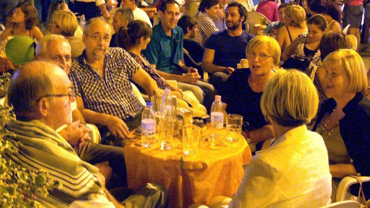 Il Comune apre un bando per permettere agli ambulanti di partecipare alla Notte Blu di Marina, che ormai da anni arricchisce il calendario di eventi per l’estate (Foto d’archivio) Il Comune apre un bando per permettere agli ambulanti di partecipare alla Notte Blu di Marina, che ormai da anni arricchisce il calendario di eventi per l’estate (Foto d’archivio)