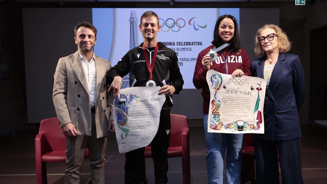 Il sindaco Nicoletta Fabio e l’assessore Lorenzo Lorè con Matteo Betti e Alice Volpi Il sindaco Nicoletta Fabio e l’assessore Lorenzo Lorè con Matteo Betti e Alice Volpi