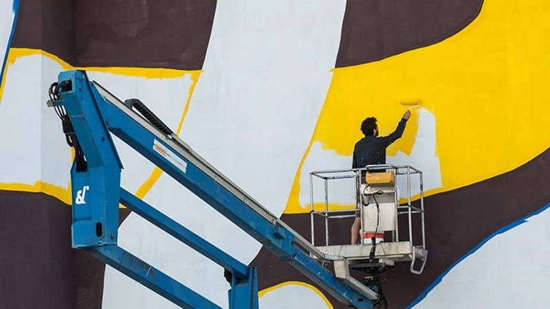 L’artista Moneyless in azione mentre sta realizzando un murale che abbellirà il centro storico di Riparbella. Ne verranno dipinti altri 5 L’artista Moneyless in azione mentre sta realizzando un murale che abbellirà il centro storico di Riparbella. Ne verranno dipinti altri 5