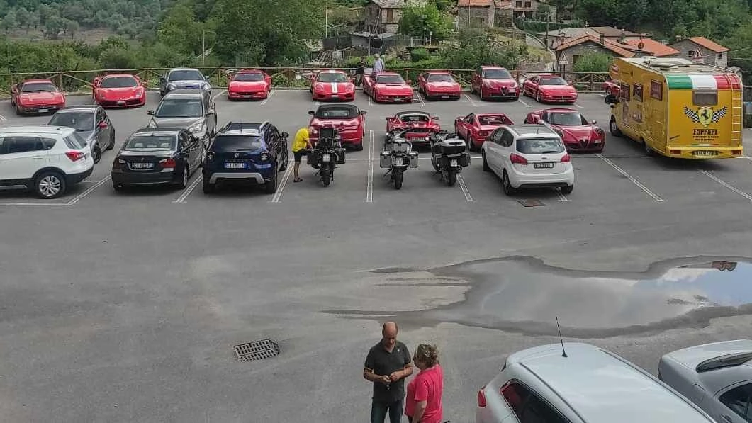 Lo schieramento delle Ferrari nei pressi della Rocca Ariostesca a Castelnuovo Lo schieramento delle Ferrari nei pressi della Rocca Ariostesca a Castelnuovo