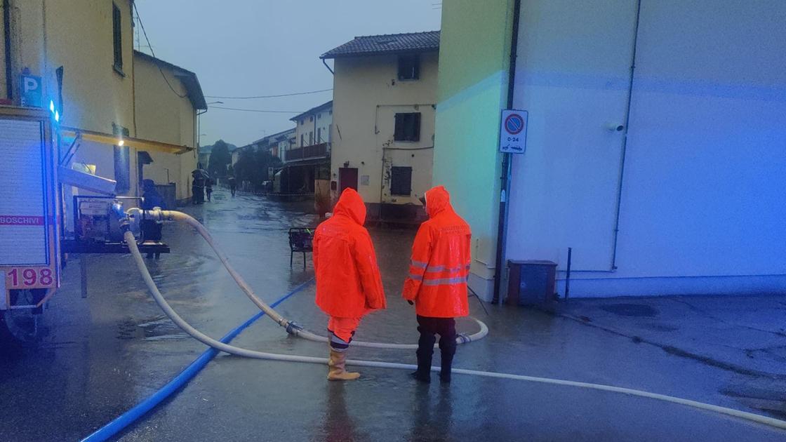 i torrenti si alzano paura nella piana evacuata stazione a montale a quarrata gli anziani via dalla rsa da Lanazione.it i torrenti si alzano paura nella piana evacuata stazione a montale a quarrata gli anziani via dalla rsa