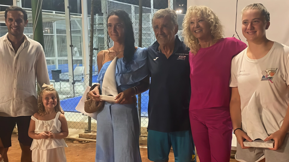 Gli organizzatori e le finaliste del. memorial intitolato a Corsello Corsi Gli organizzatori e le finaliste del. memorial intitolato a Corsello Corsi