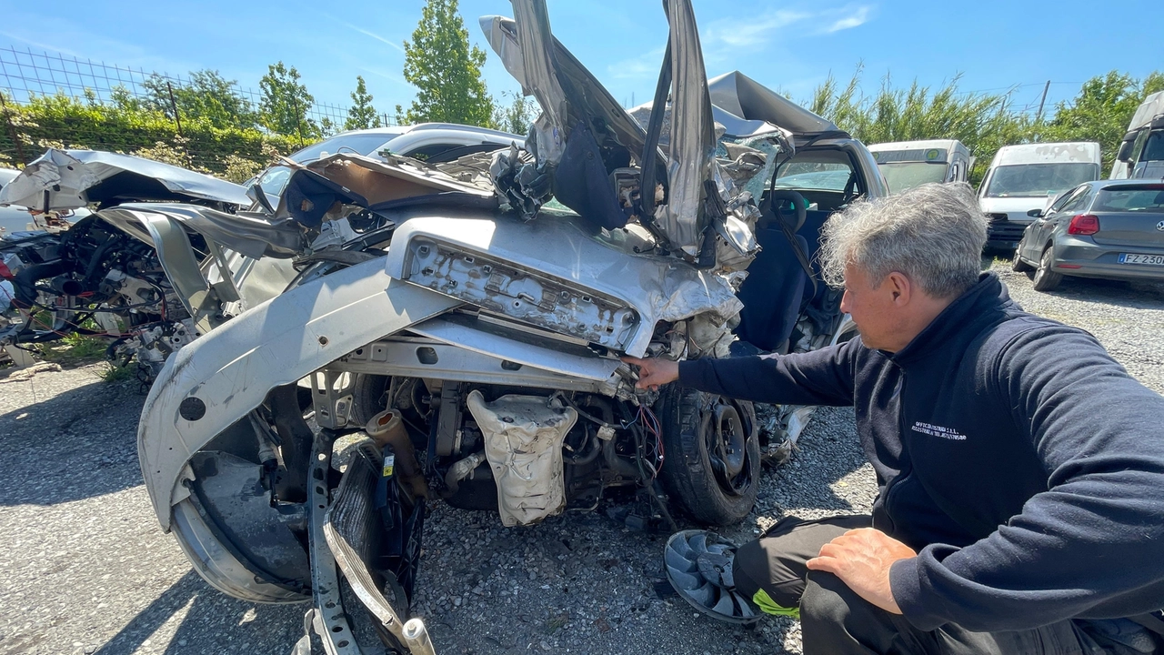 L'auto dove c'era la vittima dell'incidente, Alessandro Trovatelli, è andata completamente distrutta L'auto dove c'era la vittima dell'incidente, Alessandro Trovatelli, è andata completamente distrutta