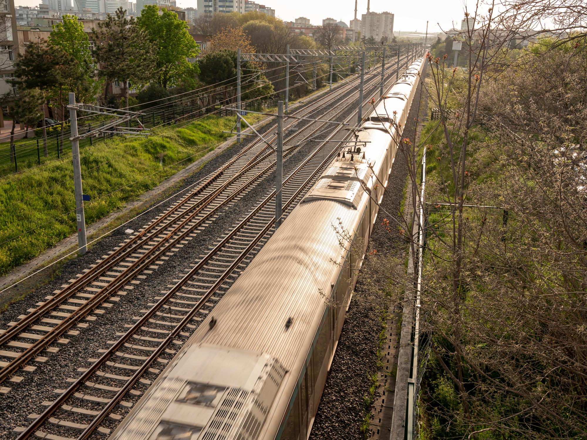 https://www.lanazione.it/image-service/view/acePublic/alias/contentid/MmY1NWRhMjAtZDgzMC00/0/guasto-a-un-treno-circolazione-ferroviaria-sospesa-sulla-linea-bologna-prato-foto-generica.jpeg