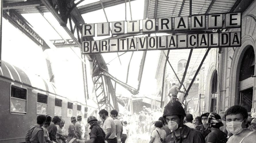 ll lavoro dei soccorritori subito dopo la strage di Bologna del 2 agosto 1980 C’era anche Silvana Ancillotti con alcune amiche: la donna ora vive a Poggibonsi