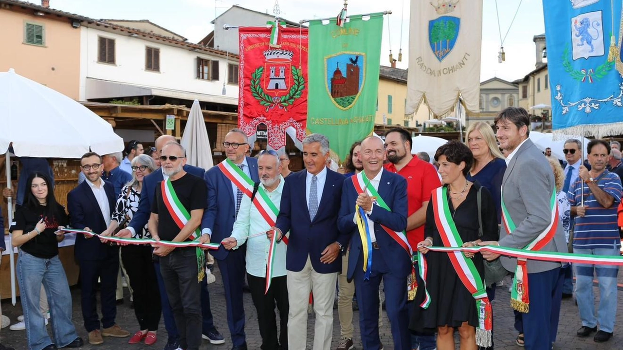 Degustazioni, concerti, aste e spettacoli. Festeggiati anche i cento anni di vita del Consorzio vinicolo. Il sindaco Sottani: "Dato sorprendente. Peccato per il meteo che ha ridimensionato gli appuntamenti". Degustazioni, concerti, aste e spettacoli. Festeggiati anche i cento anni di vita del Consorzio vinicolo. Il sindaco Sottani: "Dato sorprendente. Peccato per il meteo che ha ridimensionato gli appuntamenti".