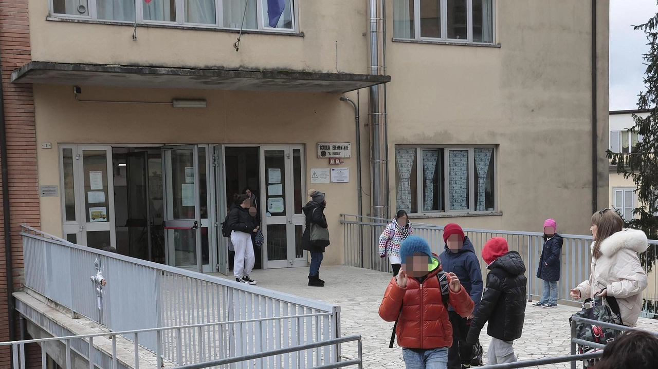 La scuola primaria ’G. Pascoli’ è al centro delle polemiche per i lavori ai solai La scuola primaria ’G. Pascoli’ è al centro delle polemiche per i lavori ai solai