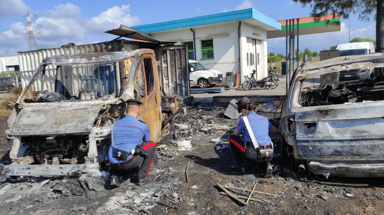 I mezzi incendiati proprio accanto al distributore di metano I mezzi incendiati proprio accanto al distributore di metano