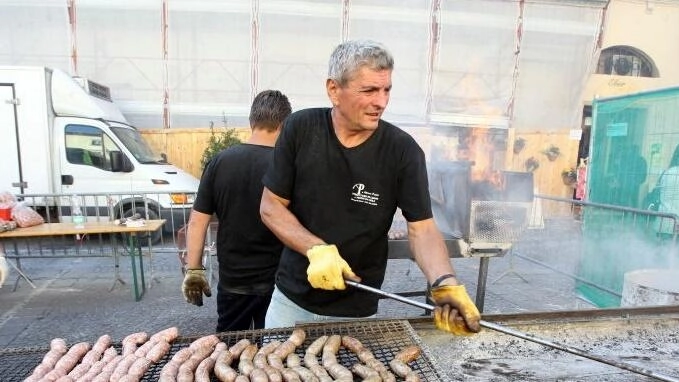 La Mostra Mercato del Sedano Nero e la Sagra del Sedano e della Salsiccia a Trevi: tradizioni culinarie e economia locale in primo piano. Evento storico con focus su prodotti tipici e cultura medievale. La Mostra Mercato del Sedano Nero e la Sagra del Sedano e della Salsiccia a Trevi: tradizioni culinarie e economia locale in primo piano. Evento storico con focus su prodotti tipici e cultura medievale.