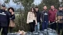 Alcune persone del gruppo di volontari che hanno ripulito dai rifiuti il parco nei pressi della scuola Alcune persone del gruppo di volontari che hanno ripulito dai rifiuti il parco nei pressi della scuola