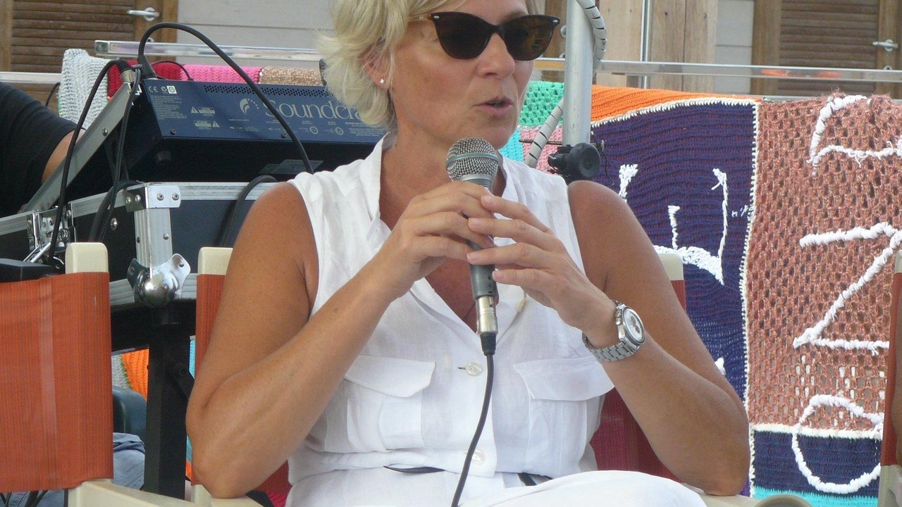 L’assessore al trasporto pubblico del Comune di Camaiore, Anna Graziani Potenziati i collegamenti con Casoli L’assessore al trasporto pubblico del Comune di Camaiore, Anna Graziani Potenziati i collegamenti con Casoli