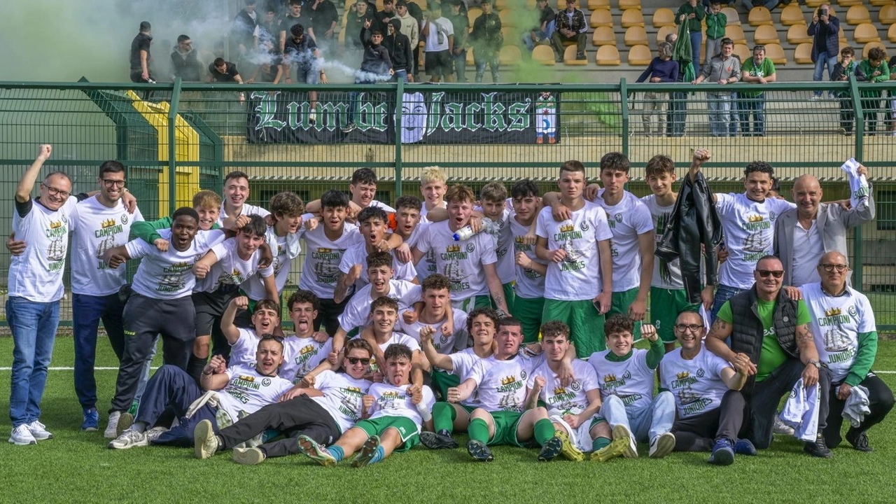 La squadra vincente festeggia con tanto di magliette commemorative