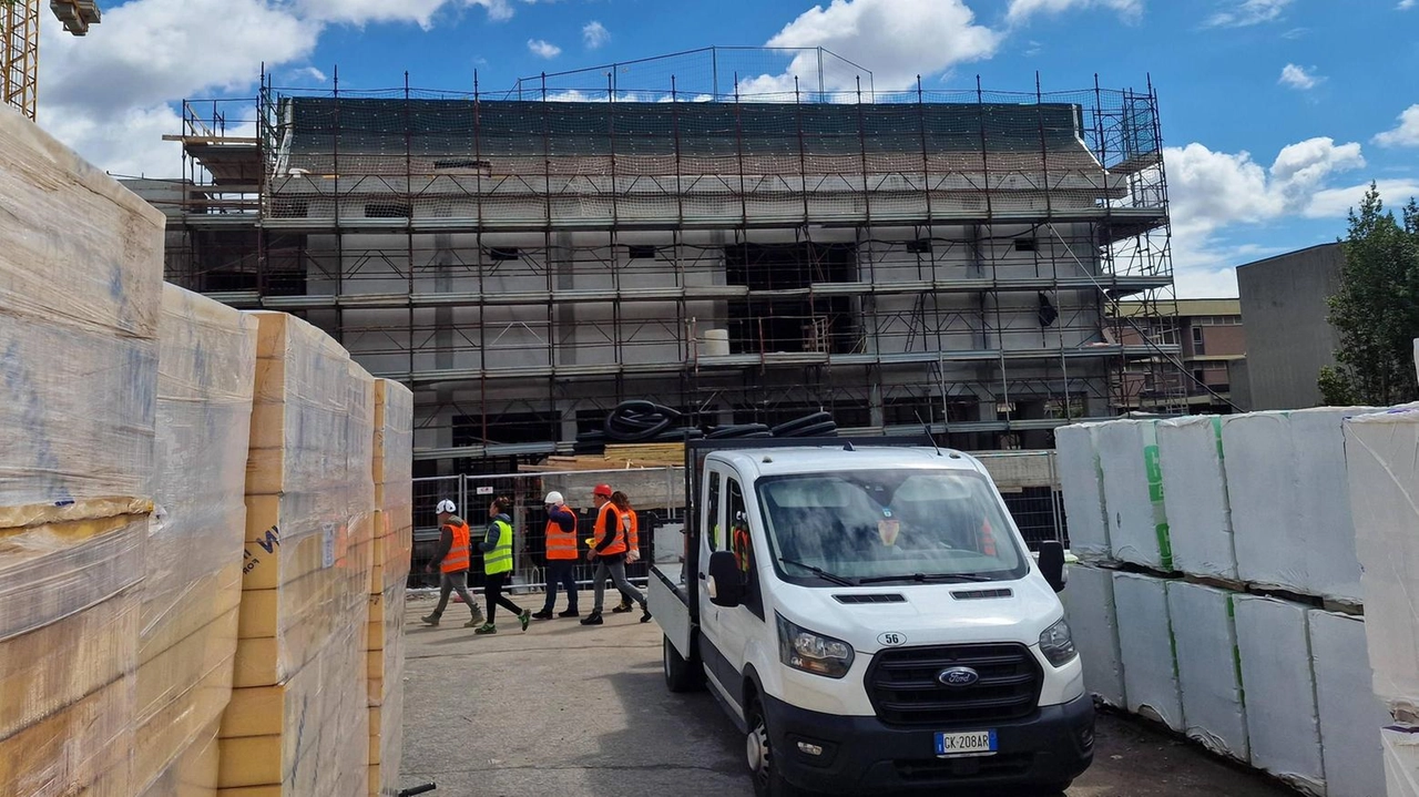 Uno degli ultimi sopralluoghi al cantiere della piscina Fedi (archivio)
