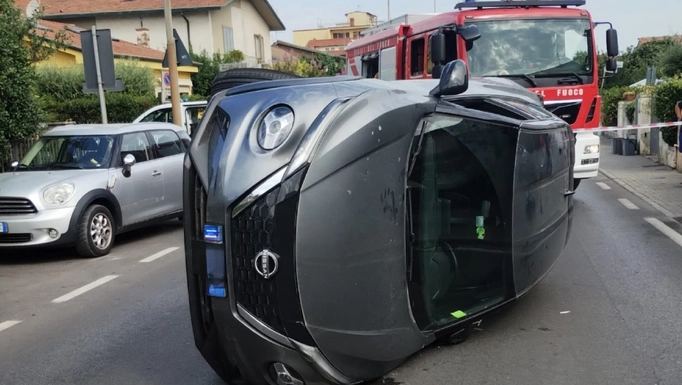 L'auto ribaltata a Viareggio L'auto ribaltata a Viareggio