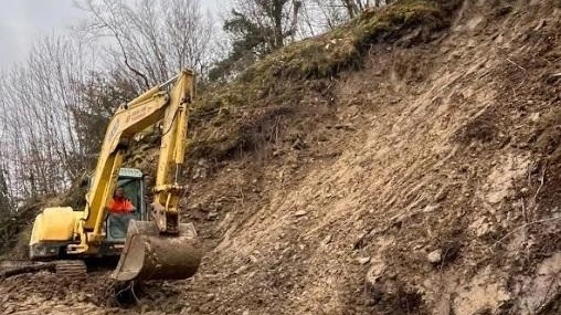 La ruspa ieri. al lavoro sulla frana La ruspa ieri. al lavoro sulla frana