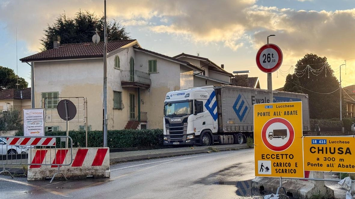 L’ordinanza della Provincia ha reso nota la nuova data: lo stop al traffico si prolunga. Confcommercio tuona: "Inefficienze e mancanza di programmazione: ci rimettono le aziende". . L’ordinanza della Provincia ha reso nota la nuova data: lo stop al traffico si prolunga. Confcommercio tuona: "Inefficienze e mancanza di programmazione: ci rimettono le aziende". .