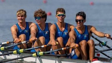 Giovanni Paoli, primo a destra, sul 4 di coppia azzurro vicecampione del mondo U19