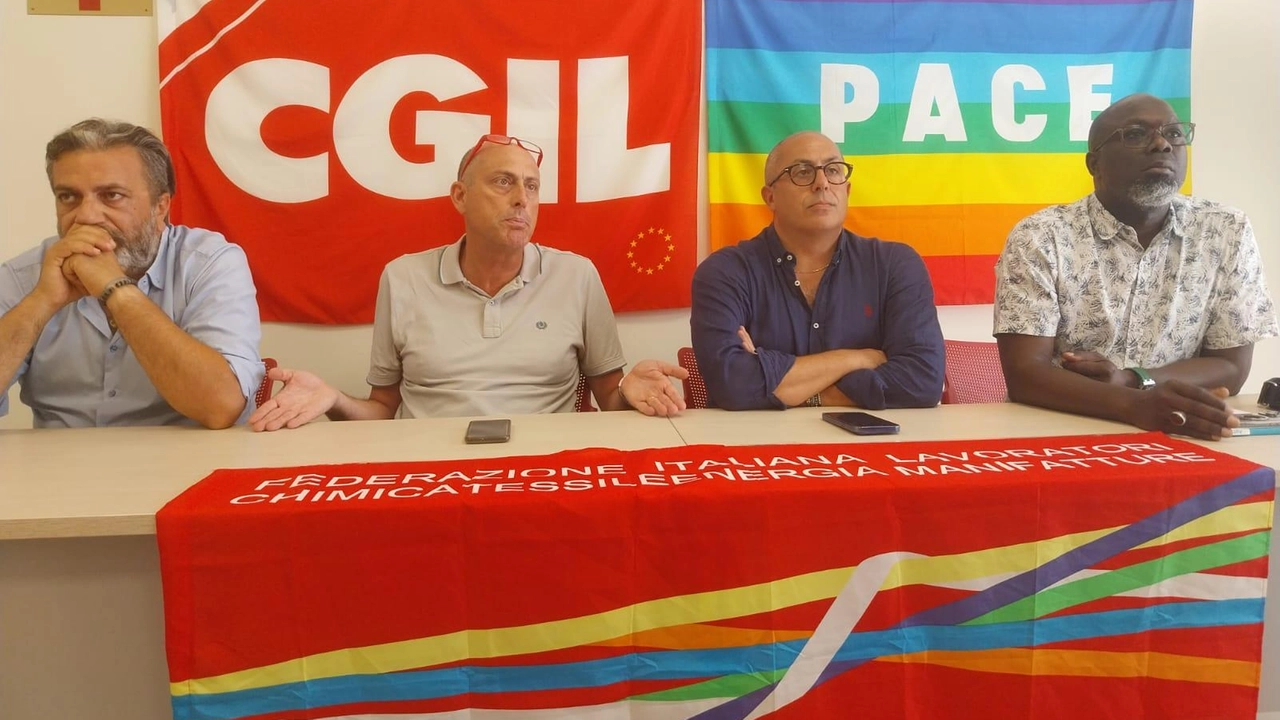 Alessandro Conforti (Filctem Cgil) lancia l’allarme per la gravissima crisi che sta attraversando tutta la filiera della pelle: nel conciario e nel canzaturiero ci sono già stati licenziamenti e il quadro sta diventando preoccupante Alessandro Conforti (Filctem Cgil) lancia l’allarme per la gravissima crisi che sta attraversando tutta la filiera della pelle: nel conciario e nel canzaturiero ci sono già stati licenziamenti e il quadro sta diventando preoccupante