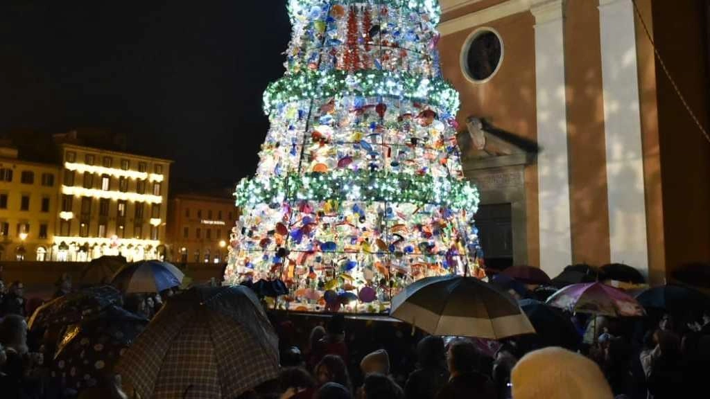 Un albero di Natale green e riciclato, creato da studenti e Fondazione Pisa, brilla con 10mila luci led a Palazzo Blu. Un albero di Natale green e riciclato, creato da studenti e Fondazione Pisa, brilla con 10mila luci led a Palazzo Blu.