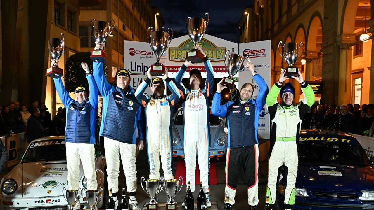Il podio con i piloti vincitori del Rally delle Valli Aretine Tanti appassionati al traguardo della gara in via Roma