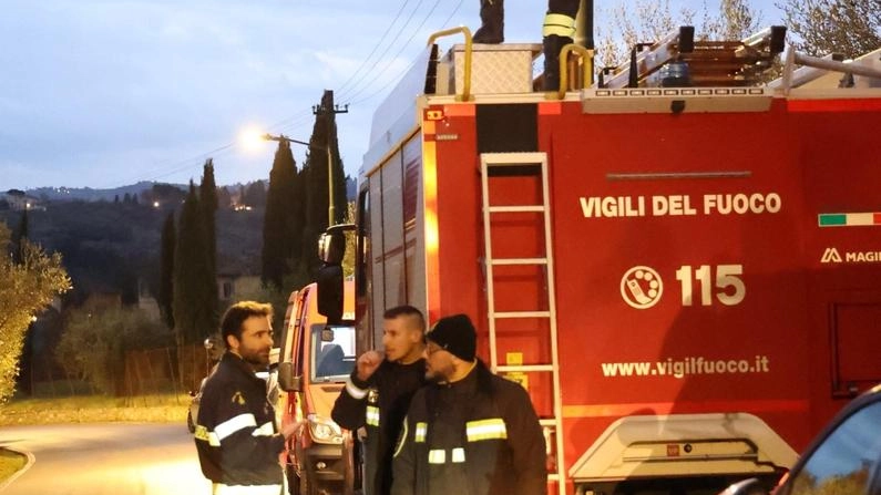 I vigili del fuoco e la polizia al lavoro nei dintorni della casa invasa dal monossido I vigili del fuoco e la polizia al lavoro nei dintorni della casa invasa dal monossido