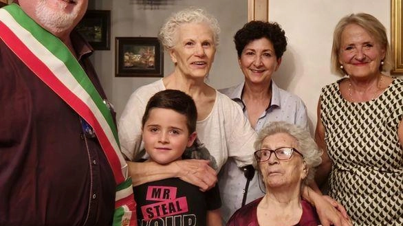 A Montignoso, festa per il centesimo compleanno di Anna Spada: la comunità celebra la saggezza e l'esperienza di un secolo di vita. A Montignoso, festa per il centesimo compleanno di Anna Spada: la comunità celebra la saggezza e l'esperienza di un secolo di vita.