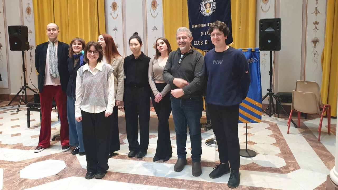 La vincitrice insieme alle altre concorrenti e ai Maestri che le accompagnavano al piano