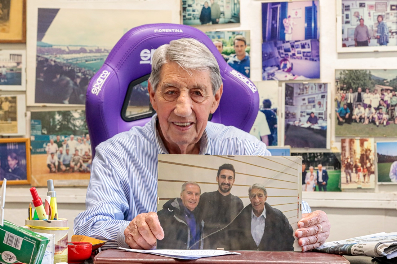 Marcello Mammoli, presidente del Viola Club Da Verrazzano. Qui insieme a Davide Astori e all'amico Piero Masieri (Davide Franco / Germogli)