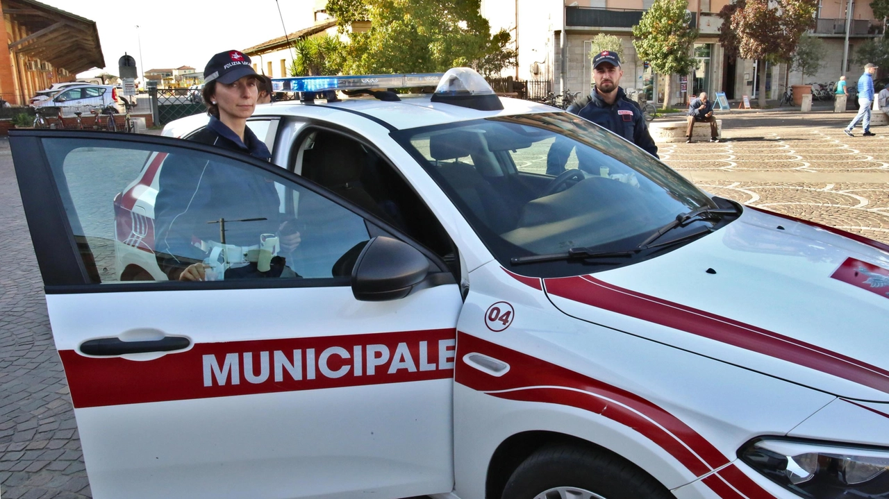 La polizia locale di Pontedera effettua quotidianamente, e in ore diverse, controlli in tutta la zittà e nella zona della stazione La polizia locale di Pontedera effettua quotidianamente, e in ore diverse, controlli in tutta la zittà e nella zona della stazione