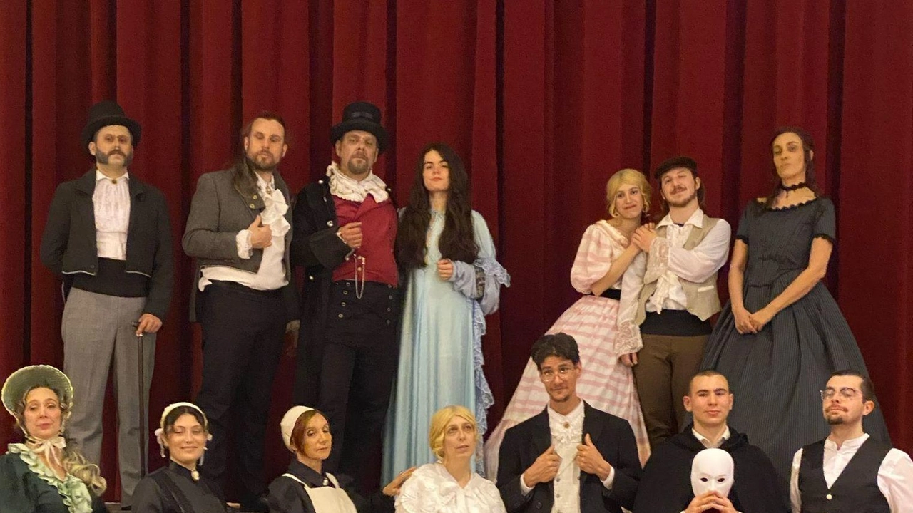 "Nella brughiera inglese si intrecciano le vite di Laura Fairlie, una giovane donna promessa in sposa al sinistro Sir Percival...