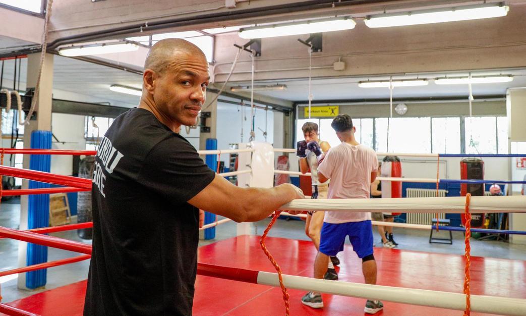 https://www.lanazione.it/image-service/view/acePublic/alias/contentid/MmZhNDVmYzEtYzIzYS00/0/luomo-dietro-il-campione-scelsi-la-boxe-per-cercare-amici-ora-insegno-la-garra-agli-altri.jpeg