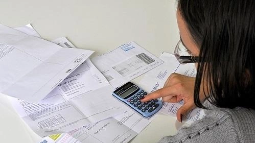 Gli aumenti riguardano varie categorie di immobli sia i loacli adibiti ad attività industriali e commerciali, ma anche i e laboratori utilizzati per attività artigianali Gli aumenti riguardano varie categorie di immobli sia i loacli adibiti ad attività industriali e commerciali, ma anche i e laboratori utilizzati per attività artigianali