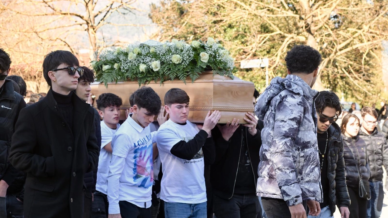 La bara con la salma dello studente Rosario Alvato, 17 anni, deceduto nello scontro in auto di venerdì scorso viene portata a spalla dagli amici del ragazzo fuori dalla. chiesa di Segromigno dove ieri sono stati celebrati i funerali