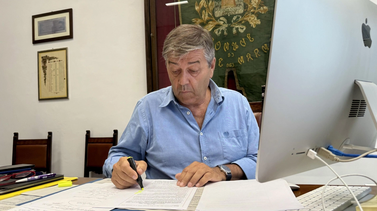 Il sindaco Bruno Murzi, cardiochirurgo pediatrico, nel suo ufficio di sindaco all’interno del Comune di Forte dei Marmi Il sindaco Bruno Murzi, cardiochirurgo pediatrico, nel suo ufficio di sindaco all’interno del Comune di Forte dei Marmi