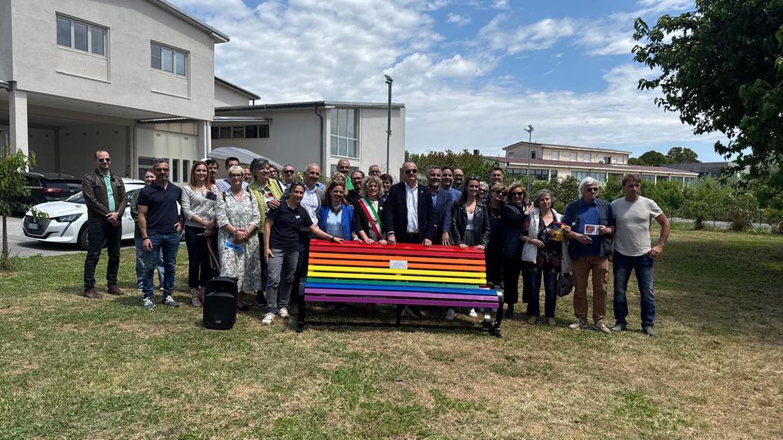 Panchina arcobaleno, su iniziativa del Consorzio 1 Panchina arcobaleno, su iniziativa del Consorzio 1