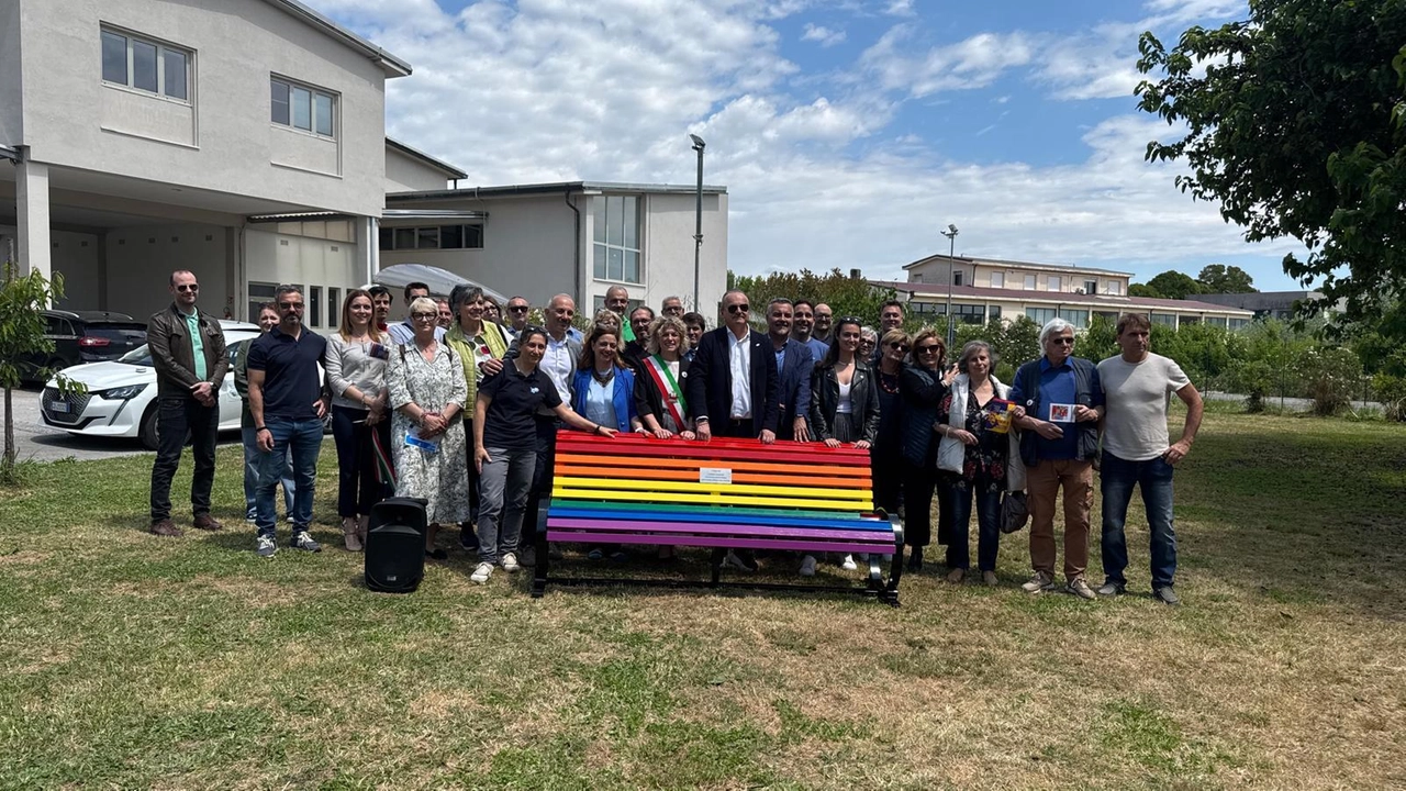 Un momento. dell’inaugurazione della panchina arcobaleno alla presenza delle personalità istituzionali Un momento. dell’inaugurazione della panchina arcobaleno alla presenza delle personalità istituzionali