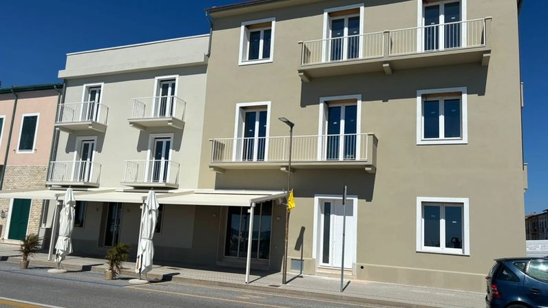 Una vedeuta dell'ex hotel Manzi di Marina di Pisa