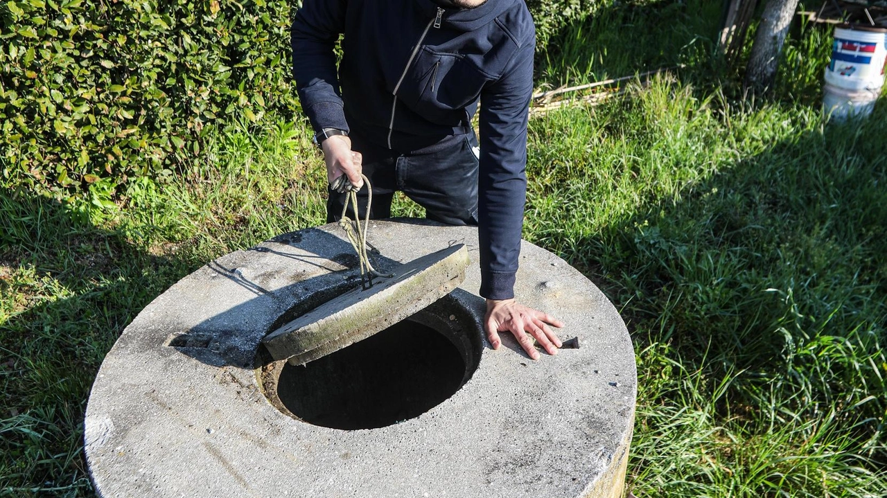 Dario Mandriani davanti a uno dei pozzi sotto la lente (Gasperini/FotoGermogli) Dario Mandriani davanti a uno dei pozzi sotto la lente (Gasperini/FotoGermogli)
