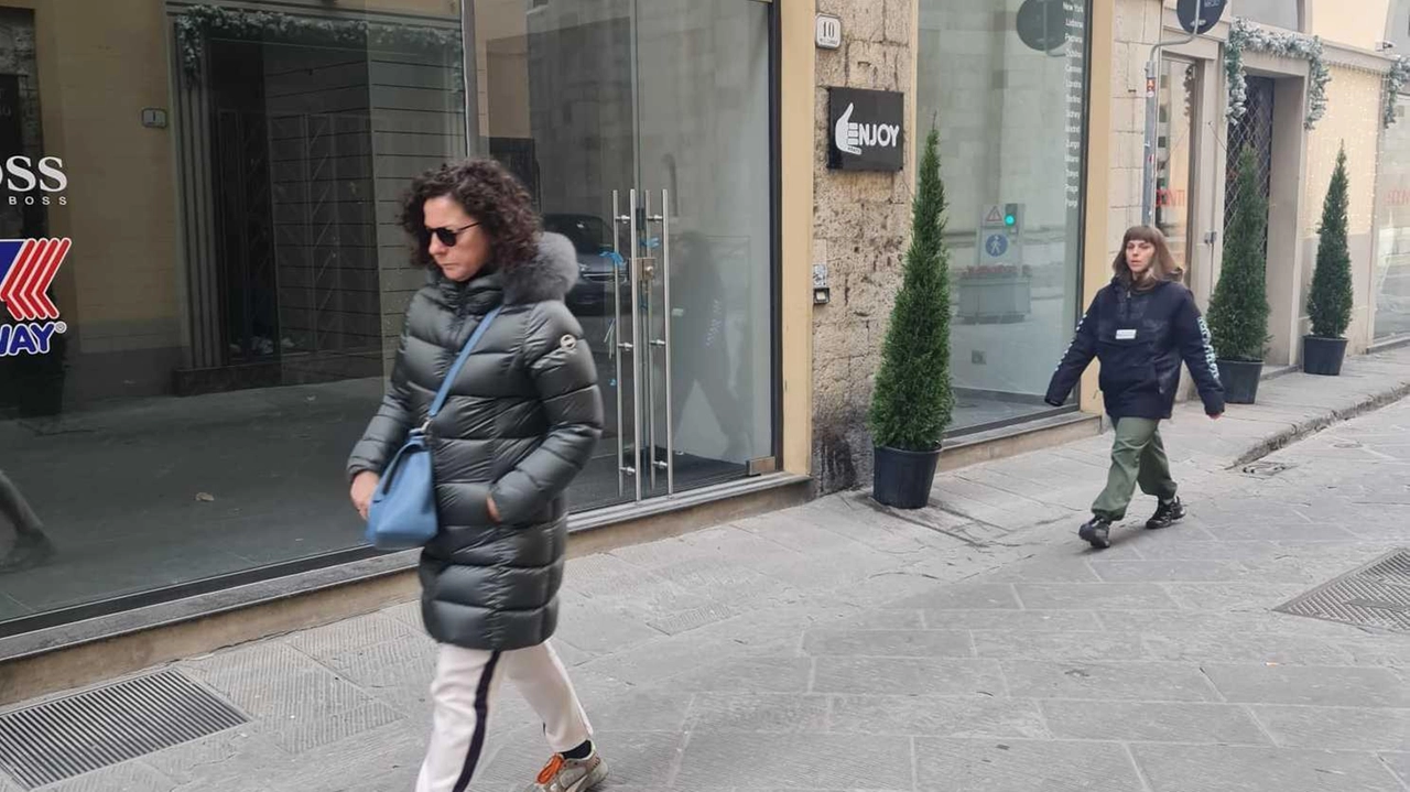 Via Garibaldi, una delle strade simbolo del centro storico pratese. Si susseguono aperture e chiusure di negozi Via Garibaldi, una delle strade simbolo del centro storico pratese. Si susseguono aperture e chiusure di negozi