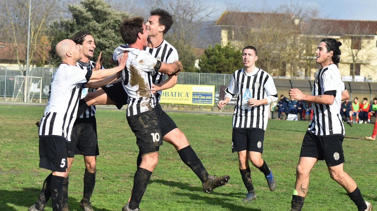 Matteo Zavatto festeggiato dai compagni dopo aver realizzato un gol Matteo Zavatto festeggiato dai compagni dopo aver realizzato un gol
