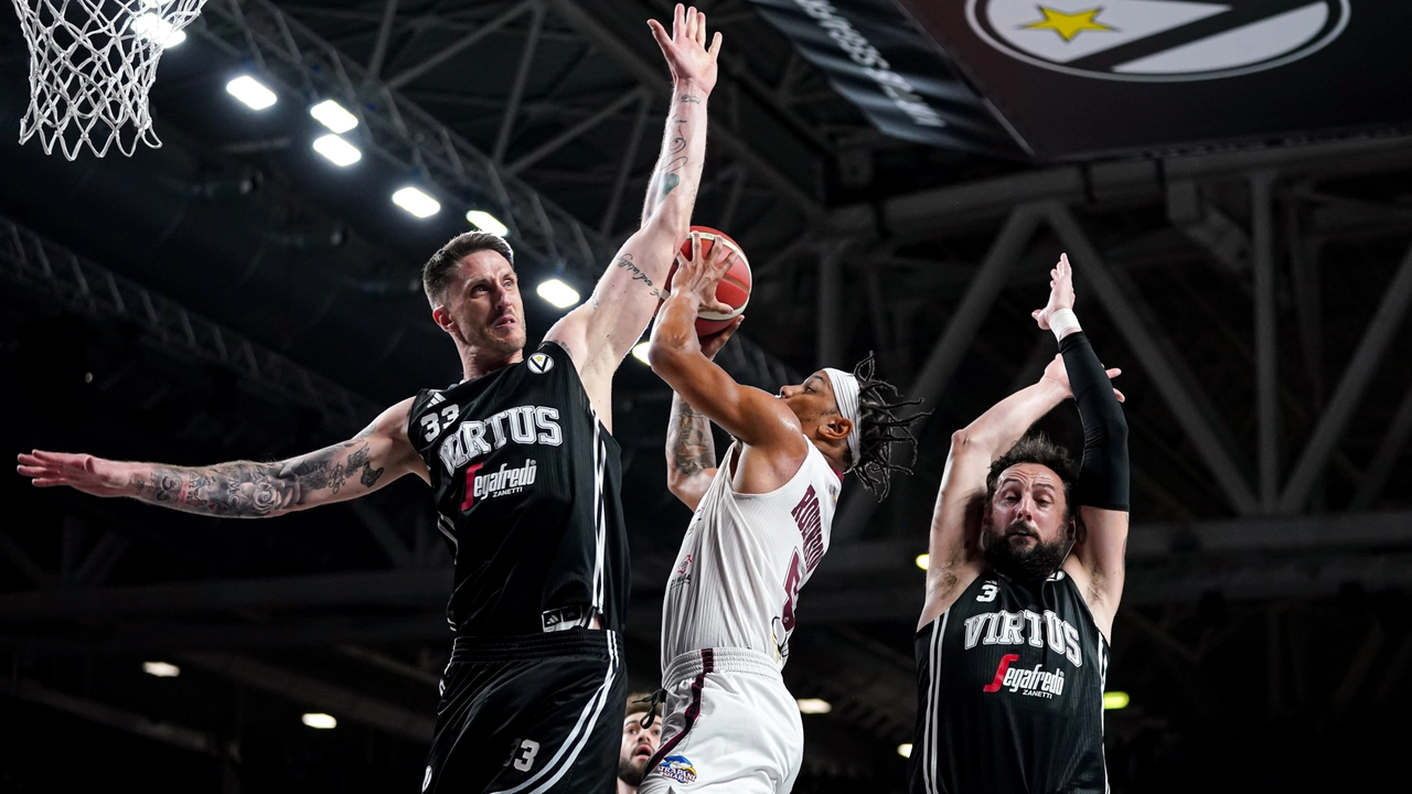 Basket, Serie A: la Virtus piega Trapani al supplementare e chiude prima