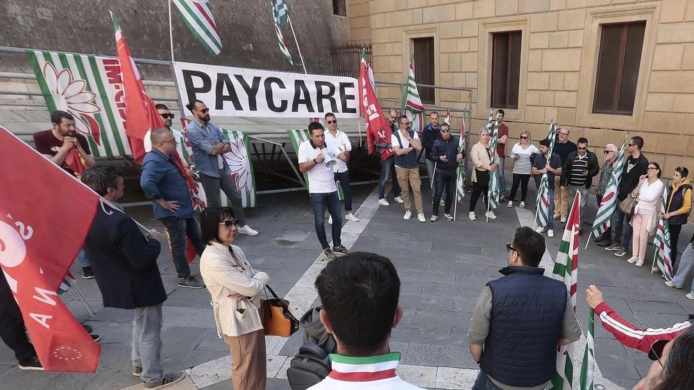 Una manifestazione in piazza di sindacati e lavoratori Paycare