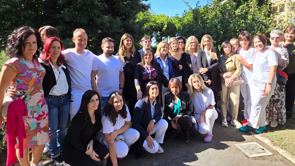 Il centro diurno e la Rsa "La Primula" di Camucia festeggiano 20 anni di attività in occasione della Giornata mondiale dell’Alzheimer. Una celebrazione partecipata e ricca di momenti di riflessione, con testimonianze commoventi e l'importanza dell'assistenza specializzata per le persone affette da questa malattia. Il centro diurno e la Rsa "La Primula" di Camucia festeggiano 20 anni di attività in occasione della Giornata mondiale dell’Alzheimer. Una celebrazione partecipata e ricca di momenti di riflessione, con testimonianze commoventi e l'importanza dell'assistenza specializzata per le persone affette da questa malattia.