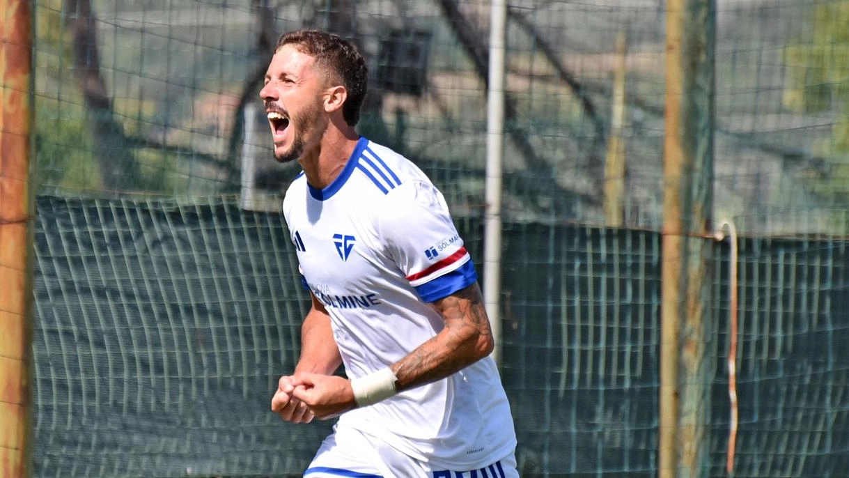 Doppietta e tre punti. Meglio di così non poteva presentarsi Giulio Giordani. L’attaccante del Follonica Gavorrano ha esordito con una... Doppietta e tre punti. Meglio di così non poteva presentarsi Giulio Giordani. L’attaccante del Follonica Gavorrano ha esordito con una...